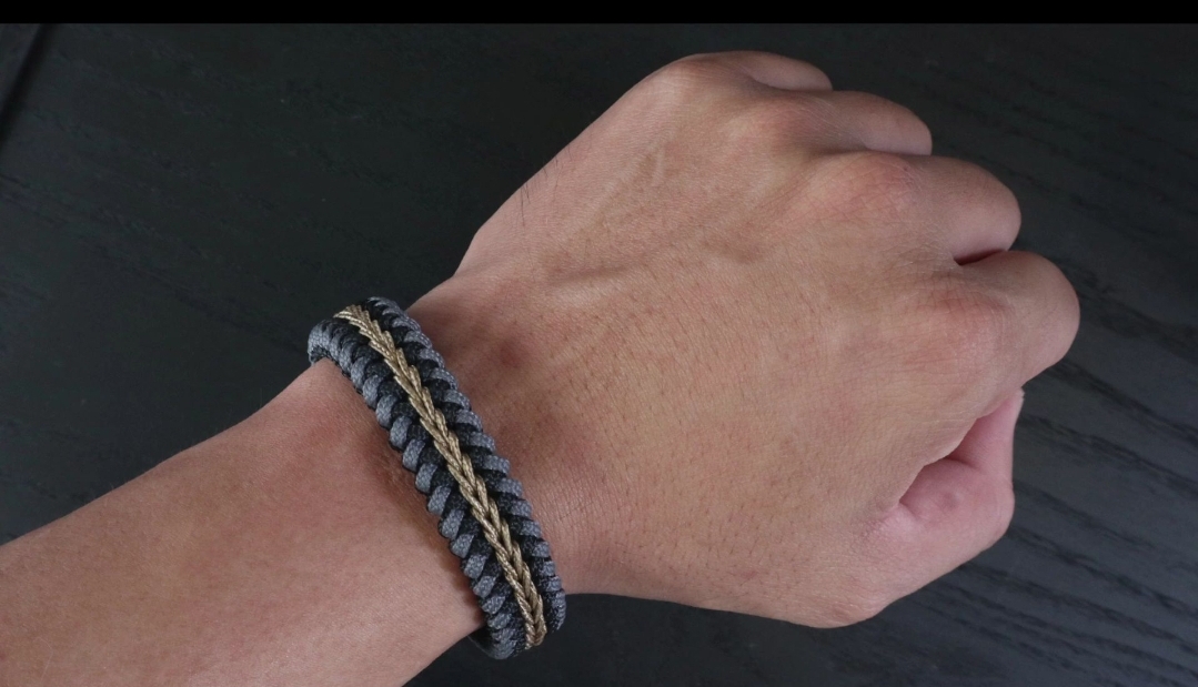 Modernes Paracord Armband mit Doppelschicht